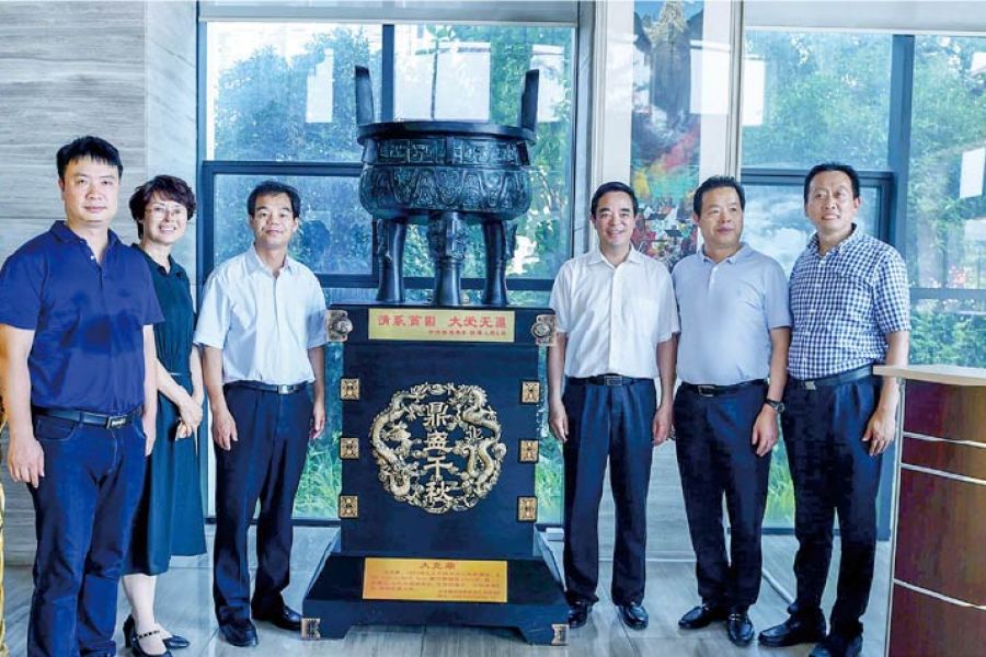 陕西眉县当局向集团赠送“情系穷困、、、大爱无疆”鼎器